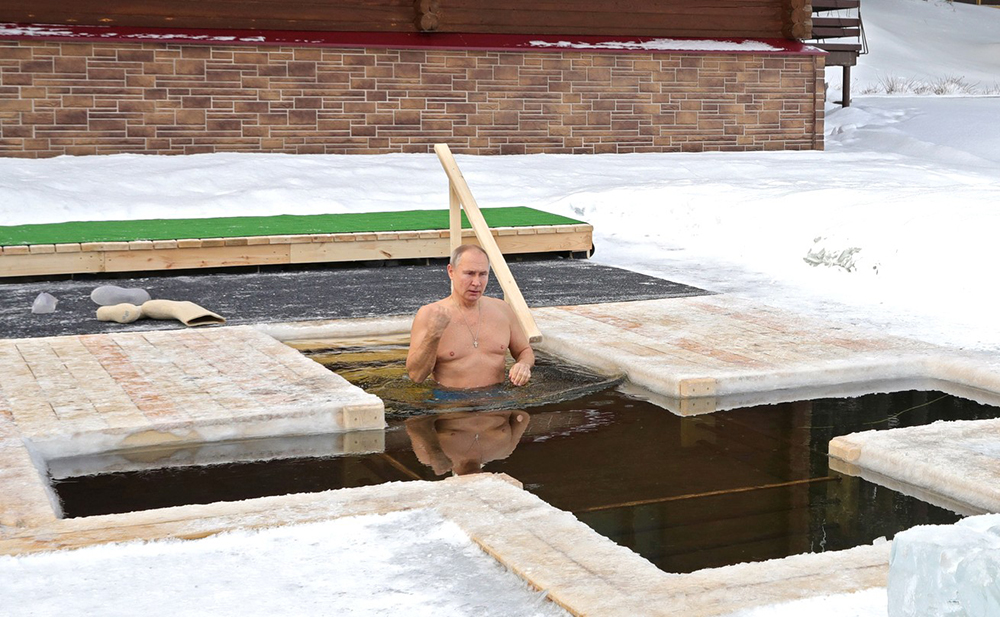 Владимир Путин в Крещенскую ночь окунулся в прорубь