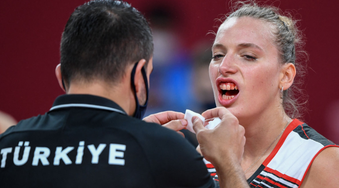 Турецкая волейболистка получила травму во время матча с Россией на Олимпиаде в Токио
