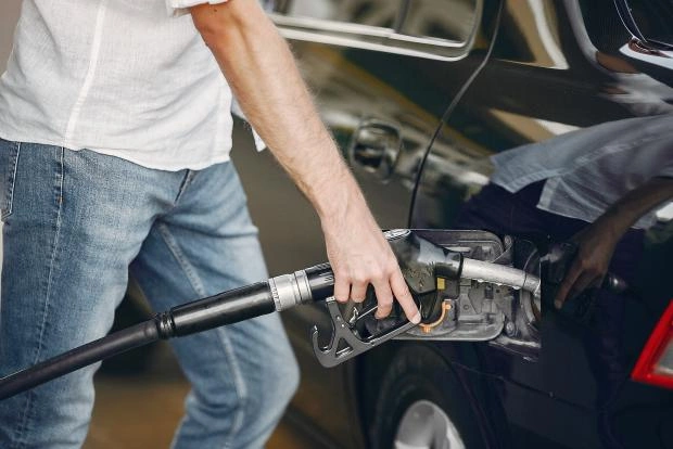 Цена бензина в некоторых штатах США достигла почти 6 долларов за галлон