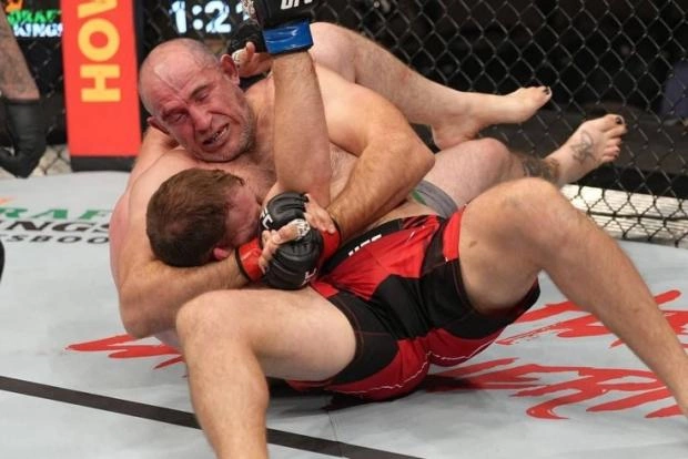 Олейник победил Вандераа удушающим приемом в первом раунде на турнире UFC 273