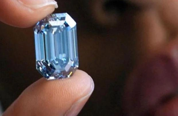 На аукционе продан крупнейший в мире голубой бриллиант
