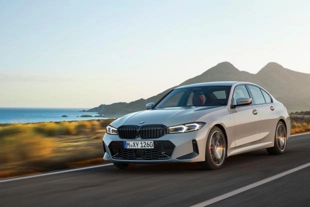 Представлена BMW 3-series 2023. Новая оптика и огромный экран в салоне