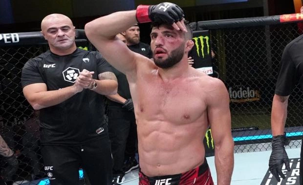 Бойцы UFC возмущены решением судей в пользу Гамрота в бою с Царукяном