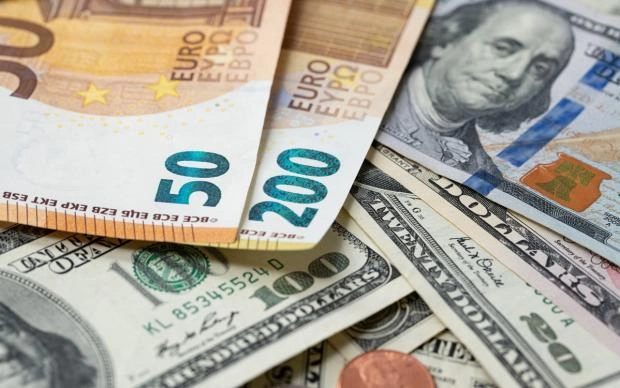 Рубль в ходе вечерних торгов на Мосбирже показал снижение к доллару и евро