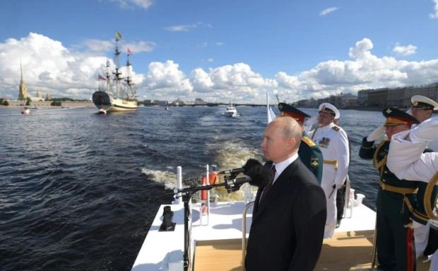 Президент Владимир Путин поздравил жителей России с Днем Военно-морского флота