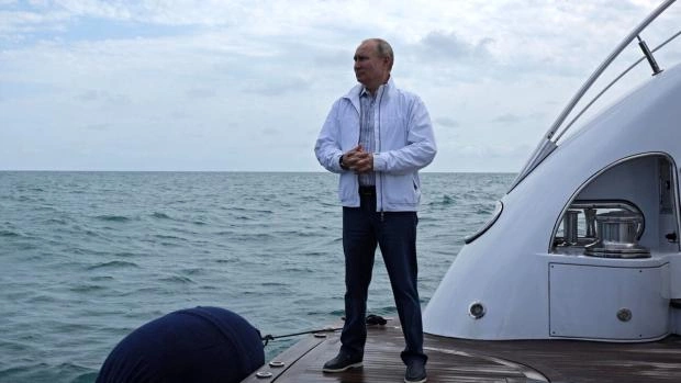 Пресс-секретарь президента рассказал, купается ли Владимир Путин в Черном море во время поездок в Сочи