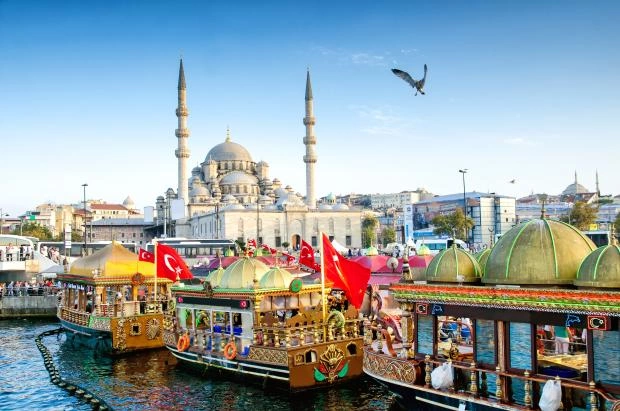 Планирующим отдых в Турции российским туристам рекомендовали брать наличные деньги