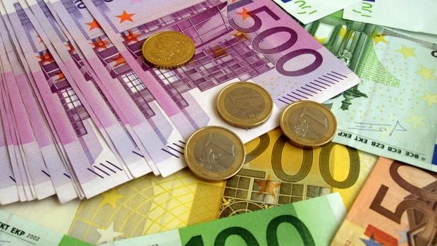 С 1 февраля Райффайзенбанк перестанет принимать доллары и евро в банкоматах