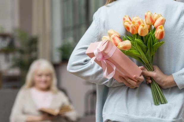 Названы самые популярные подарки на День матери