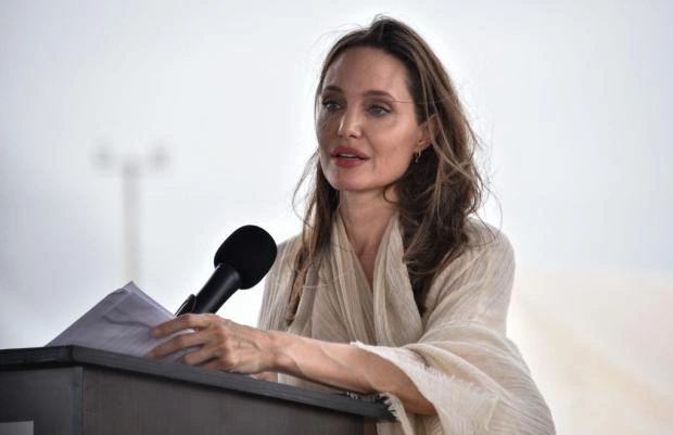 Анджелина Джоли закрывает благотворительный фонд поддержки женщин