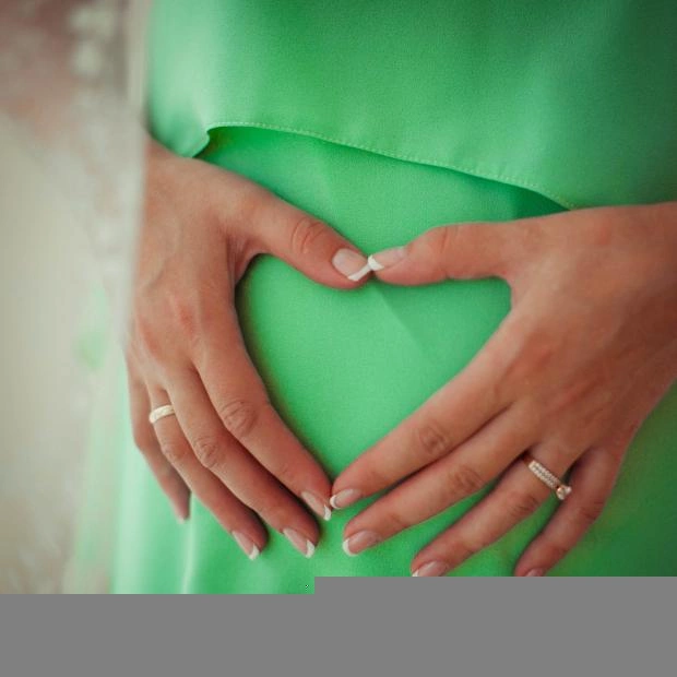 Взвешиваем за и против: стоит ли наращивать ногти во время беременности