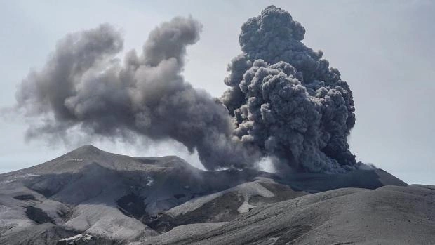  Вулкан Эбеко на Курильских островах выбросил пепел 