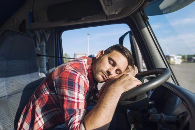 Вождение с менее чем 5-часовым сном так же опасно, как и вождение в нетрезвом виде